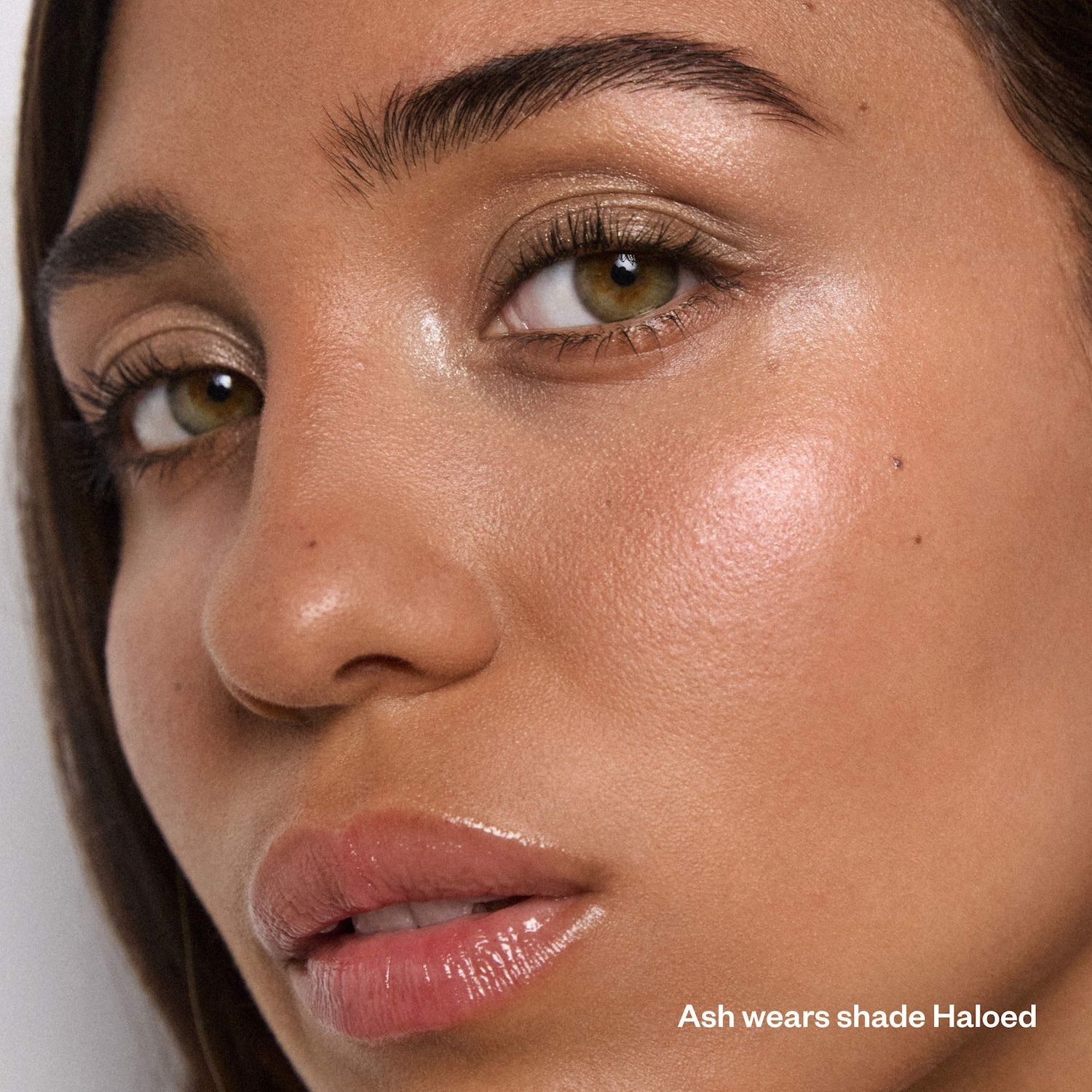 Shiny Objects Powder Highlighter - Kosas / Iluminador en polvo húmedo foto 8