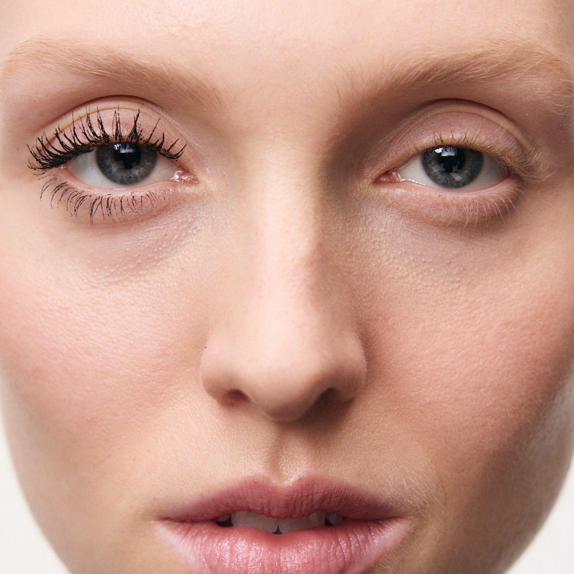 MERIT Clean Volume Volumizing Tubing Mascara - Black foto 5