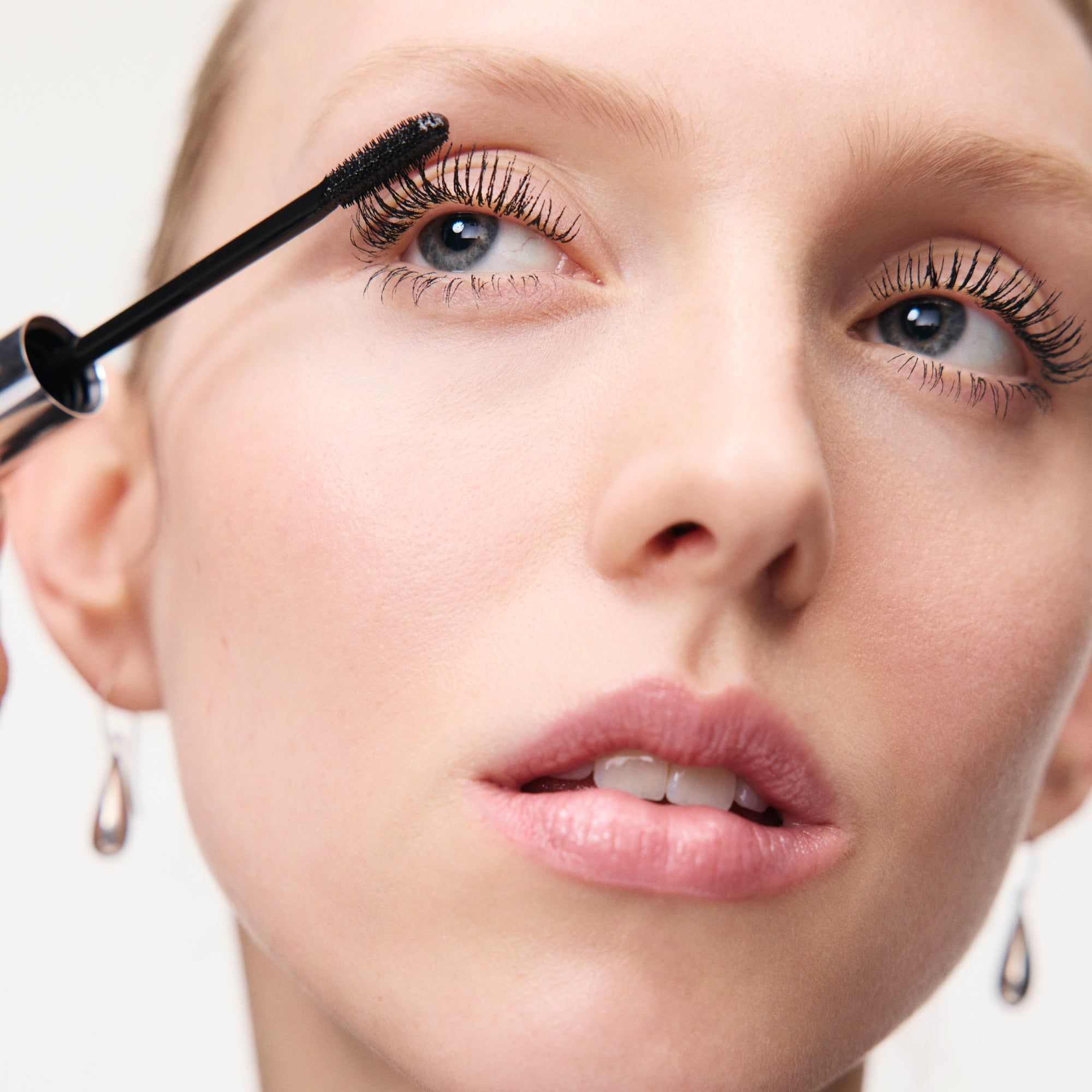MERIT Clean Volume Volumizing Tubing Mascara - Black foto 8
