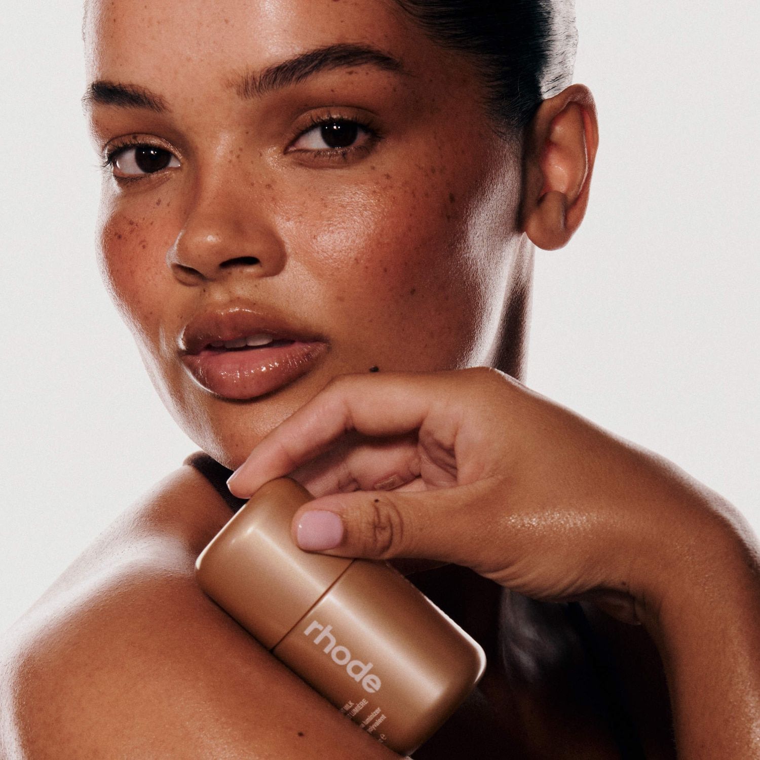 Rhode Highlight Milk Multipurpose Luminizer Shade 02 (Pearly Champagne) foto 10