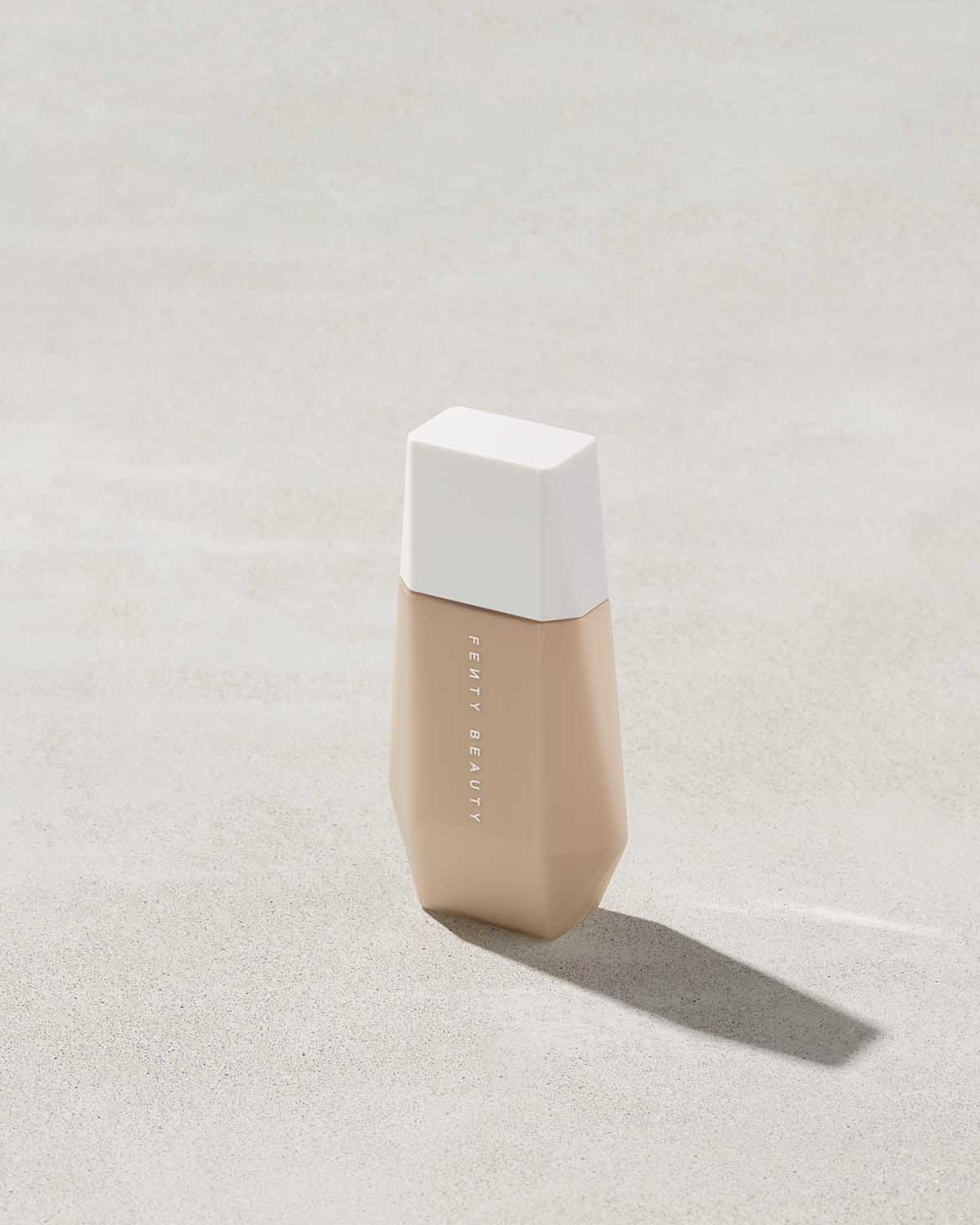 Eaze Drop Lightweight Blurring Skin Tint - Fenty Beauty / Tinte de piel ligero difuminador