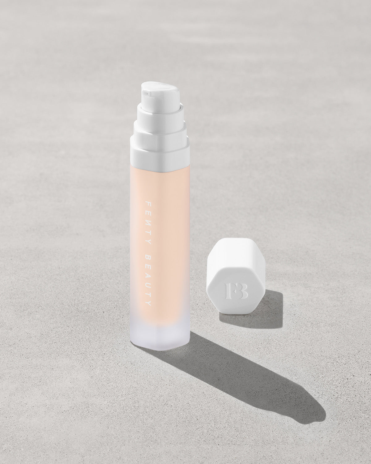 Soft'Lit Naturally Luminous Longwear Foundation - Fenty Beauty / Base luminosa de larga duración