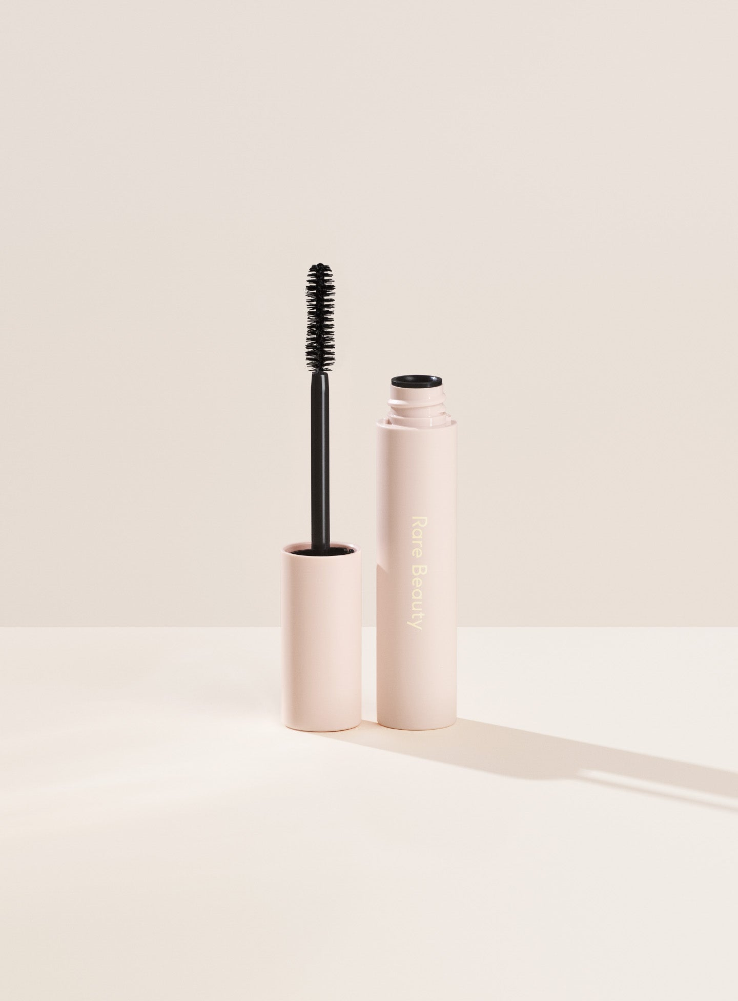 Perfect Strokes Universal Volumizing Mascara - Rare Beauty / Máscara voluminizadora universal